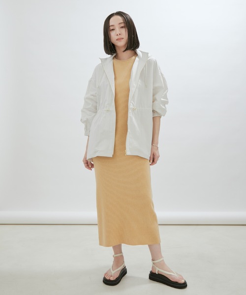 SALON adam et rope'（サロン アダム エ ロペ）の「【グレーWEB限定カラー】【手洗い可能・軽量]リップストップフードブルゾン/マウンテンパーカー（マウンテンパーカー・レディース・オフホワイト/オリーブ/ブルー系その他6/チャコールグレー・FREE）」の5枚目の写真