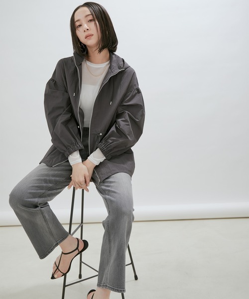 SALON adam et rope'（サロン アダム エ ロペ）の「【グレーWEB限定カラー】【手洗い可能・軽量]リップストップフードブルゾン/マウンテンパーカー（マウンテンパーカー・レディース・オフホワイト/オリーブ/ブルー系その他6/チャコールグレー・FREE）」の20枚目の写真