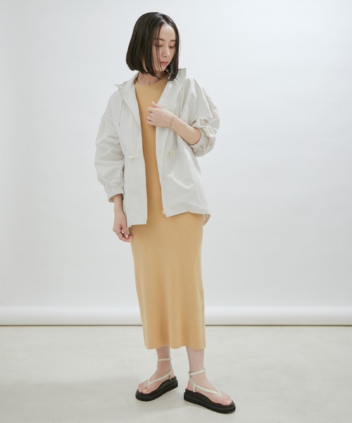 SALON adam et rope'（サロン アダム エ ロペ）の「【グレーWEB限定カラー】【手洗い可能・軽量]リップストップフードブルゾン/マウンテンパーカー（マウンテンパーカー・レディース・オフホワイト/オリーブ/ブルー系その他6/チャコールグレー・FREE）」の6枚目の写真