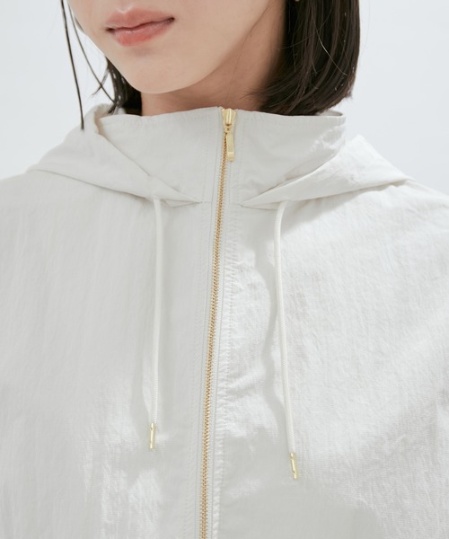 SALON adam et rope'（サロン アダム エ ロペ）の「【グレーWEB限定カラー】【手洗い可能・軽量]リップストップフードブルゾン/マウンテンパーカー（マウンテンパーカー・レディース・オフホワイト/オリーブ/ブルー系その他6/チャコールグレー・FREE）」の7枚目の写真