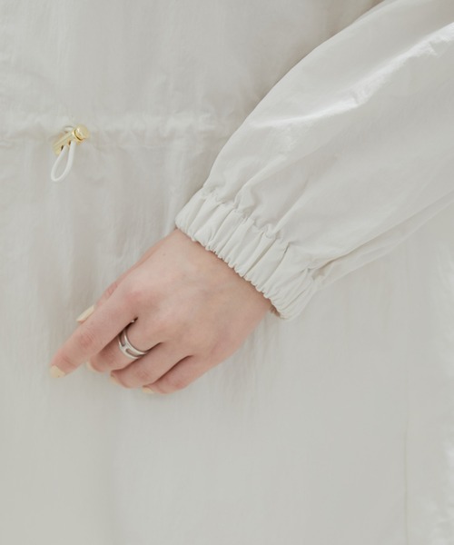 SALON adam et rope'（サロン アダム エ ロペ）の「【グレーWEB限定カラー】【手洗い可能・軽量]リップストップフードブルゾン/マウンテンパーカー（マウンテンパーカー・レディース・オフホワイト/オリーブ/ブルー系その他6/チャコールグレー・FREE）」の13枚目の写真