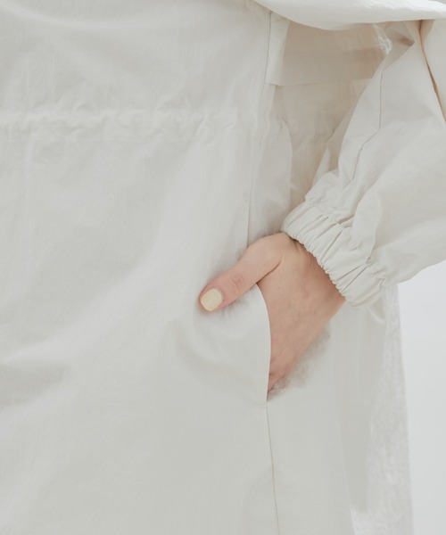 SALON adam et rope'（サロン アダム エ ロペ）の「【グレーWEB限定カラー】【手洗い可能・軽量]リップストップフードブルゾン/マウンテンパーカー（マウンテンパーカー・レディース・オフホワイト/オリーブ/ブルー系その他6/チャコールグレー・FREE）」の16枚目の写真