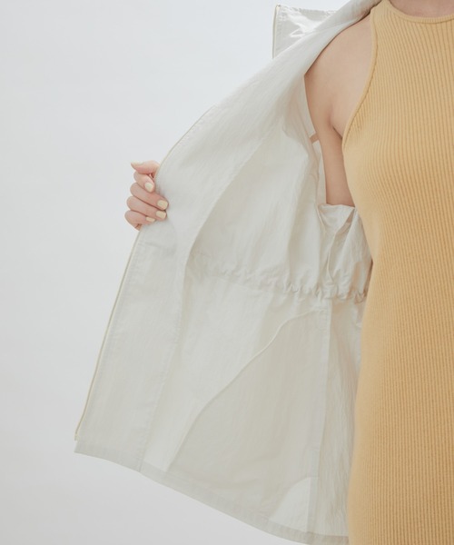 SALON adam et rope'（サロン アダム エ ロペ）の「【グレーWEB限定カラー】【手洗い可能・軽量]リップストップフードブルゾン/マウンテンパーカー（マウンテンパーカー・レディース・オフホワイト/オリーブ/ブルー系その他6/チャコールグレー・FREE）」の10枚目の写真