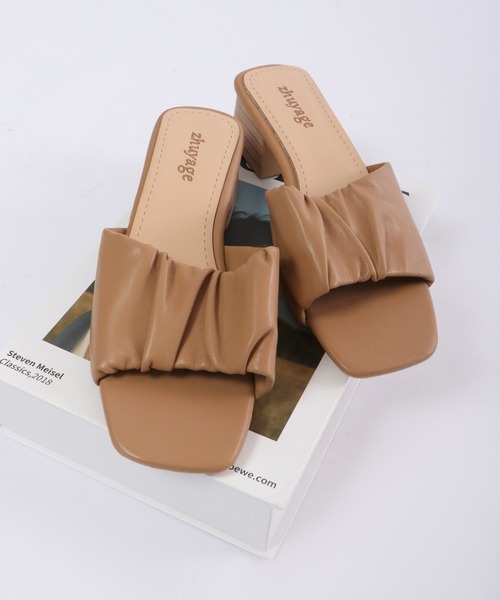 &soiree(アンドソワレ)の「&soiree ギャザーチャンキーヒールサンダル(サンダル・レディース・ベージュ・M/S/L)」の1枚目の写真