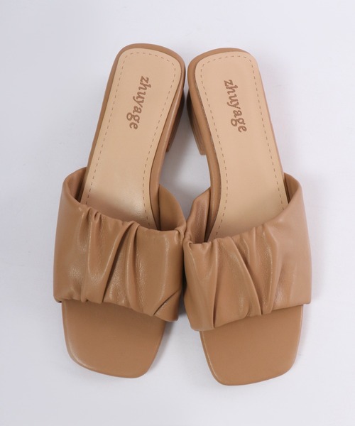 &soiree(アンドソワレ)の「&soiree ギャザーチャンキーヒールサンダル(サンダル・レディース・ベージュ・M/S/L)」の2枚目の写真