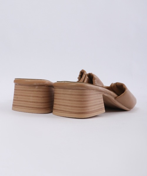 &soiree(アンドソワレ)の「&soiree ギャザーチャンキーヒールサンダル(サンダル・レディース・ベージュ・M/S/L)」の4枚目の写真