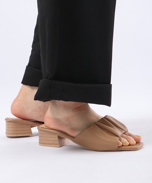 &soiree(アンドソワレ)の「&soiree ギャザーチャンキーヒールサンダル(サンダル・レディース・ベージュ・M/S/L)」の9枚目の写真