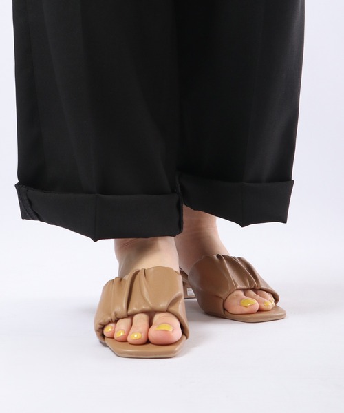 &soiree(アンドソワレ)の「&soiree ギャザーチャンキーヒールサンダル(サンダル・レディース・ベージュ・M/S/L)」の5枚目の写真