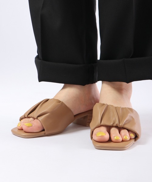 &soiree(アンドソワレ)の「&soiree ギャザーチャンキーヒールサンダル(サンダル・レディース・ベージュ・M/S/L)」の7枚目の写真