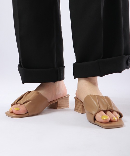 &soiree(アンドソワレ)の「&soiree ギャザーチャンキーヒールサンダル(サンダル・レディース・ベージュ・M/S/L)」の6枚目の写真