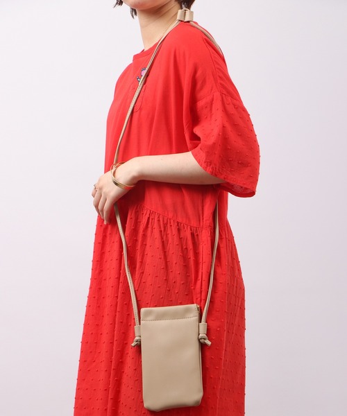 propellerheads（プロペラヘッズ）の「propellerheads 合成皮革ばね口スマホポーチ（ショルダーバッグ・レディース・ブルー/オフホワイト/ブラック/ベージュ/イエロー・FREE）」の2枚目の写真