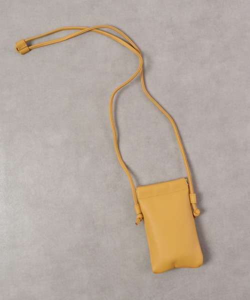 propellerheads（プロペラヘッズ）の「propellerheads 合成皮革ばね口スマホポーチ（ショルダーバッグ・レディース・ブルー/オフホワイト/ブラック/ベージュ/イエロー・FREE）」の5枚目の写真