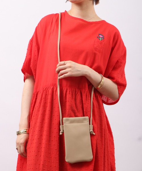 propellerheads（プロペラヘッズ）の「propellerheads 合成皮革ばね口スマホポーチ（ショルダーバッグ・レディース・ブルー/オフホワイト/ブラック/ベージュ/イエロー・FREE）」の6枚目の写真