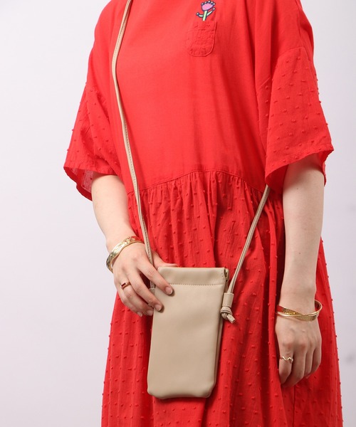 propellerheads（プロペラヘッズ）の「propellerheads 合成皮革ばね口スマホポーチ（ショルダーバッグ・レディース・ブルー/オフホワイト/ブラック/ベージュ/イエロー・FREE）」の7枚目の写真