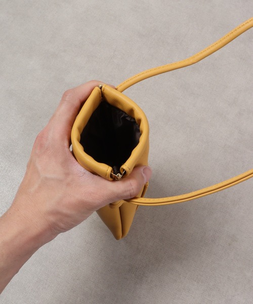 propellerheads（プロペラヘッズ）の「propellerheads 合成皮革ばね口スマホポーチ（ショルダーバッグ・レディース・ブルー/オフホワイト/ブラック/ベージュ/イエロー・FREE）」の13枚目の写真