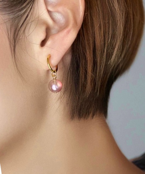 tone（トーン）の「【As】【アレルギー対応】ゆらゆら　小ぶりフープ　イヤリング（サージカルステンレス）(MA)（イヤリング・レディース・シルバー/ゴールド/シルバー系2/ゴールド系2/ブルー/ベージュ/グレー/ホワイト/ピンク/グレー系その他2/ブルー系2/グリーン/パープル/ピンク系2/ピンク系3・FREE）」の10枚目の写真