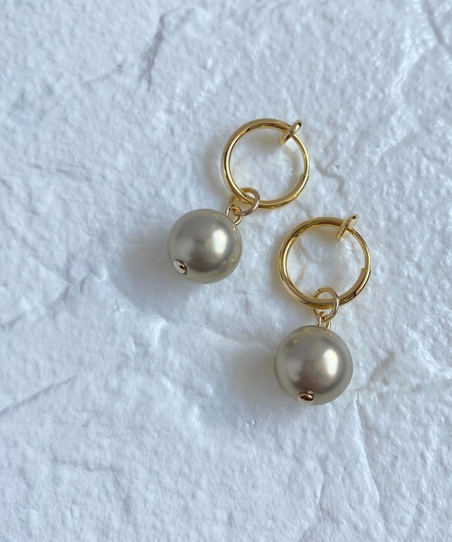 tone（トーン）の「【As】【アレルギー対応】ゆらゆら　小ぶりフープ　イヤリング（サージカルステンレス）(MA)（イヤリング・レディース・シルバー/ゴールド/シルバー系2/ゴールド系2/ブルー/ベージュ/グレー/ホワイト/ピンク/グレー系その他2/ブルー系2/グリーン/パープル/ピンク系2/ピンク系3・FREE）」の5枚目の写真