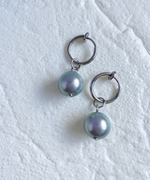 tone（トーン）の「【As】【アレルギー対応】ゆらゆら　小ぶりフープ　イヤリング（サージカルステンレス）(MA)（イヤリング・レディース・シルバー/ゴールド/シルバー系2/ゴールド系2/ブルー/ベージュ/グレー/ホワイト/ピンク/グレー系その他2/ブルー系2/グリーン/パープル/ピンク系2/ピンク系3・FREE）」の3枚目の写真