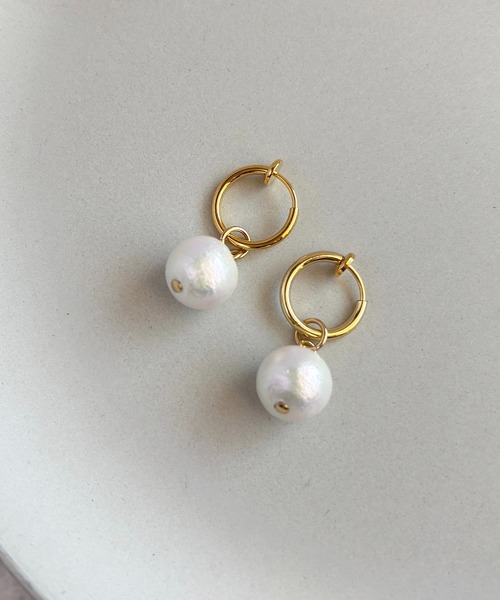 tone（トーン）の「【As】【アレルギー対応】ゆらゆら　小ぶりフープ　イヤリング（サージカルステンレス）(MA)（イヤリング・レディース・シルバー/ゴールド/シルバー系2/ゴールド系2/ブルー/ベージュ/グレー/ホワイト/ピンク/グレー系その他2/ブルー系2/グリーン/パープル/ピンク系2/ピンク系3・FREE）」の2枚目の写真