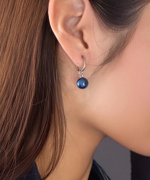 tone（トーン）の「【As】【アレルギー対応】ゆらゆら　小ぶりフープ　イヤリング（サージカルステンレス）(MA)（イヤリング・レディース・シルバー/ゴールド/シルバー系2/ゴールド系2/ブルー/ベージュ/グレー/ホワイト/ピンク/グレー系その他2/ブルー系2/グリーン/パープル/ピンク系2/ピンク系3・FREE）」の7枚目の写真