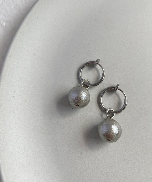 tone（トーン）の「【As】【アレルギー対応】ゆらゆら　小ぶりフープ　イヤリング（サージカルステンレス）(MA)（イヤリング・レディース・シルバー/ゴールド/シルバー系2/ゴールド系2/ブルー/ベージュ/グレー/ホワイト/ピンク/グレー系その他2/ブルー系2/グリーン/パープル/ピンク系2/ピンク系3・FREE）」の4枚目の写真