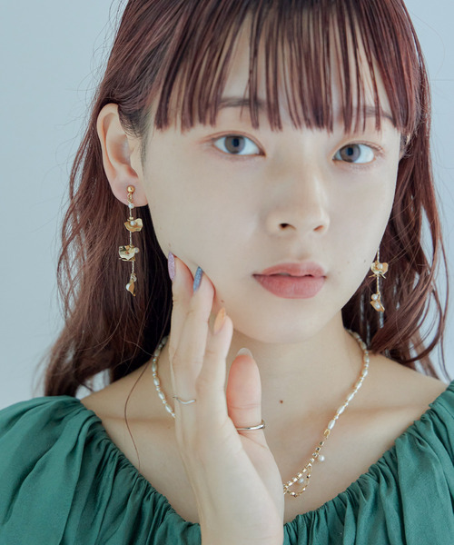 niana(ニアナ)の「リーフウェーブロングイヤリング(イヤリング・レディース・ゴールド・FREE)」の4枚目の写真