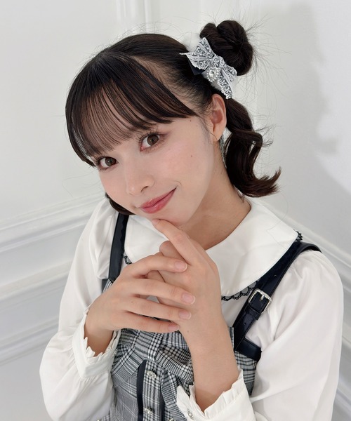 Honey Cinnamon（ハニーシナモン）の「ハートビジューリボンフェイクファーシュシュ（シュシュ・レディース・ブラック/サックスブルー・FREE）」の3枚目の写真