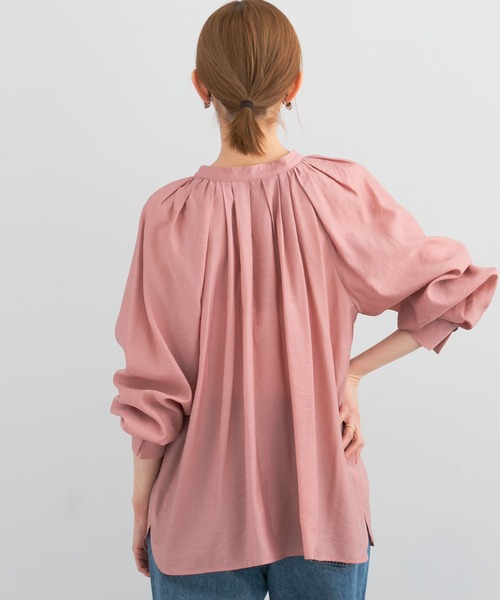 URBAN RESEARCH ROSSO WOMEN（アーバンリサーチ　ロッソ）の「ランダムタックセミシアーブラウス（シャツ/ブラウス・レディース・ライトピンク/チャコールグレー/オフホワイト・FREE）」の22枚目の写真