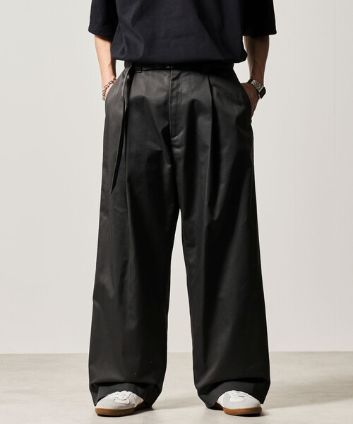 FREAK'S STORE(フリークスストア)の「限定展開 Wide Belted Slacks ワイドシルエット ベルテッド スラックス(スラックス・メンズ・チャコールグレー/ブラック/ベージュ/ネイビー/オリーブ・SMALL/MEDIUM/LARGE)」の2枚目の写真