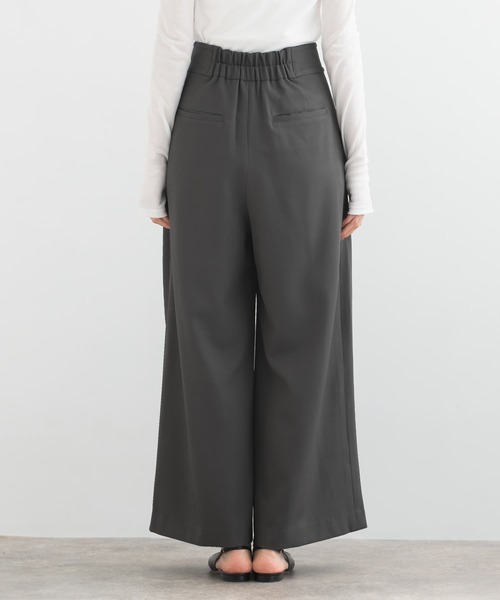URBAN RESEARCH ROSSO WOMEN（アーバンリサーチ　ロッソ）の「ハイウエストタックワイドパンツ（その他パンツ・レディース・ライトベージュ/チャコールグレー・FREE）」の14枚目の写真