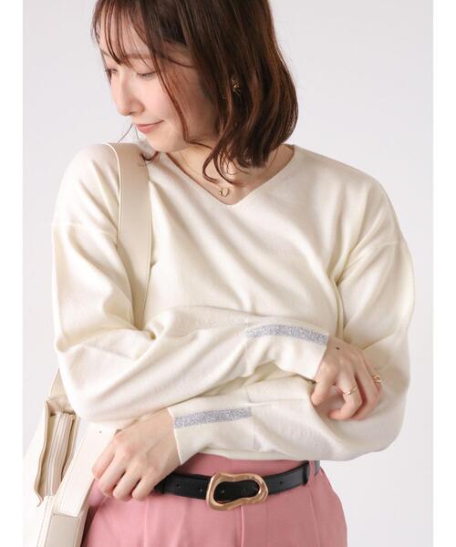 Te chichi TERRASSE（テチチテラス）の「Vネック袖ラメラインニット（ニット/セーター・レディース・ブラック/オフホワイト/イエロー/ブルー・F）」の2枚目の写真