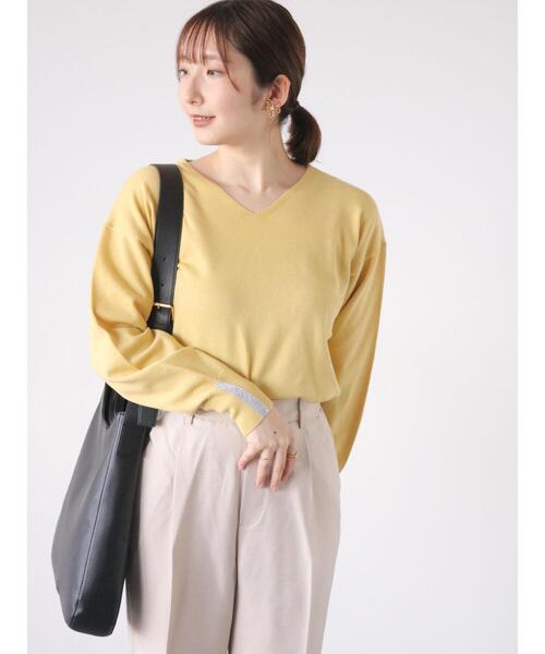 Te chichi TERRASSE（テチチテラス）の「Vネック袖ラメラインニット（ニット/セーター・レディース・ブラック/オフホワイト/イエロー/ブルー・F）」の4枚目の写真