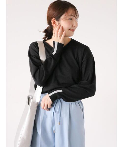 Te chichi TERRASSE（テチチテラス）の「Vネック袖ラメラインニット（ニット/セーター・レディース・ブラック/オフホワイト/イエロー/ブルー・F）」の3枚目の写真