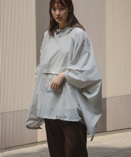 BEAMS JAPAN(ビームス ジャパン)の「〈UNISEX〉小松マテーレ × BEAMS JAPAN / 別注 ダントツ撥水(R) ポンチョ(ポンチョ・メンズ・ライトグレー/ネイビー/インディゴブルー・ONE SIZE)」の2枚目の写真