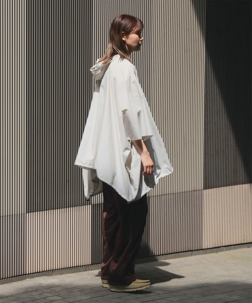 BEAMS JAPAN(ビームス ジャパン)の「〈UNISEX〉小松マテーレ × BEAMS JAPAN / 別注 ダントツ撥水(R) ポンチョ(ポンチョ・メンズ・ライトグレー/ネイビー/インディゴブルー・ONE SIZE)」の14枚目の写真
