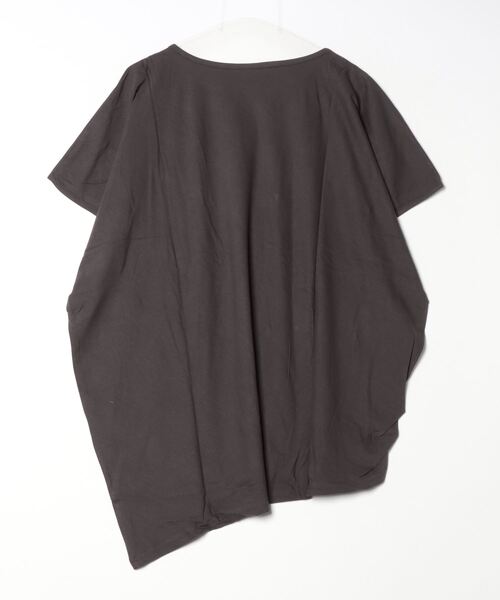 atONE（アットワン）の「atONE ランダムシルエットノースリーブカットソー（Tシャツ/カットソー・レディース・オフホワイト/カーキ/ブラック/ベージュ/チャコールグレー・LL～3L/4L～5L/M-L）」の6枚目の写真