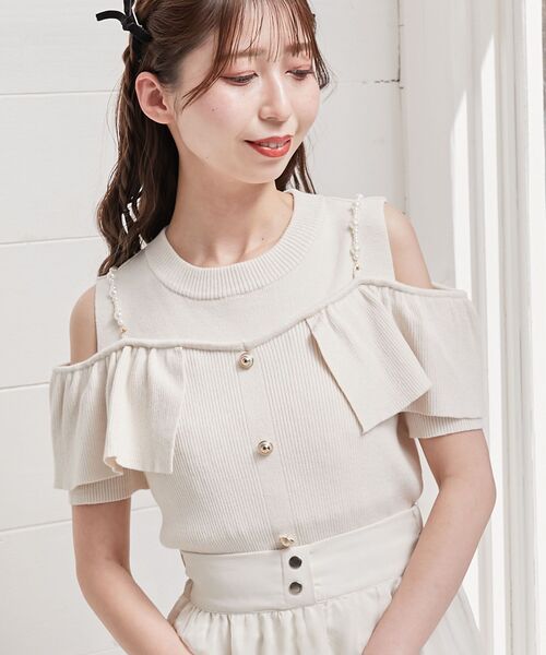 MAJESTIC LEGON（マジェスティックレゴン）の「パールストラップ肩あきニット（その他トップス・レディース・ライトグリーン/アイボリー/チャコールグレー・MEDIUM）」の2枚目の写真