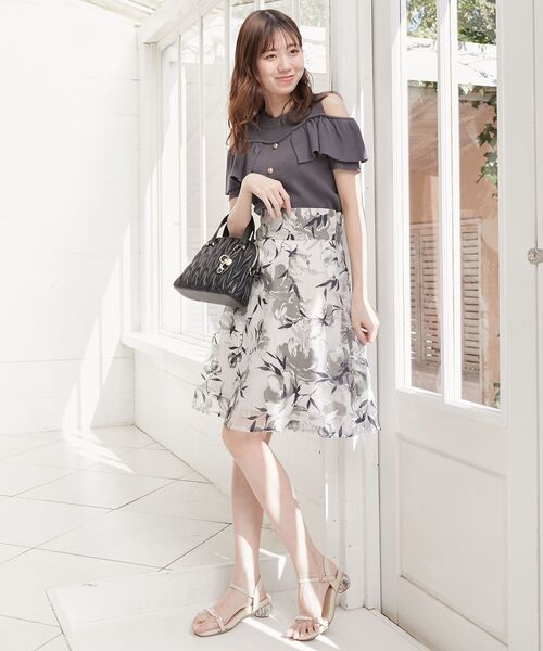 MAJESTIC LEGON（マジェスティックレゴン）の「パールストラップ肩あきニット（その他トップス・レディース・ライトグリーン/アイボリー/チャコールグレー・MEDIUM）」の17枚目の写真