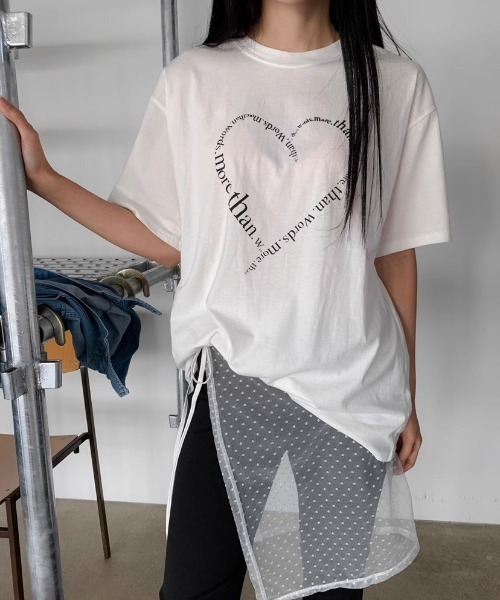 DIAVEL（ディアベル）の「【SALE激安中】ハートグラフィックロゴプリントオーバーサイズTシャツ／ユニセックス ビッグシルエット（Tシャツ/カットソー・レディース・ホワイト/アイボリー/ホワイト系その他/ブラック/ライトブルー/ブラック系その他/ダークグレー/ホワイト×ブラック・M）」の3枚目の写真