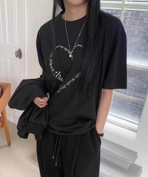 DIAVEL（ディアベル）の「【SALE激安中】ハートグラフィックロゴプリントオーバーサイズTシャツ／ユニセックス ビッグシルエット（Tシャツ/カットソー・レディース・ホワイト/アイボリー/ホワイト系その他/ブラック/ライトブルー/ブラック系その他/ダークグレー/ホワイト×ブラック・M）」の6枚目の写真