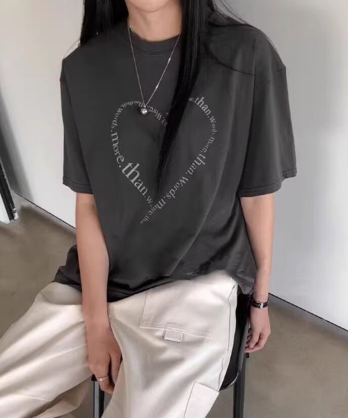 DIAVEL（ディアベル）の「【SALE激安中】ハートグラフィックロゴプリントオーバーサイズTシャツ／ユニセックス ビッグシルエット（Tシャツ/カットソー・レディース・ホワイト/アイボリー/ホワイト系その他/ブラック/ライトブルー/ブラック系その他/ダークグレー/ホワイト×ブラック・M）」の7枚目の写真