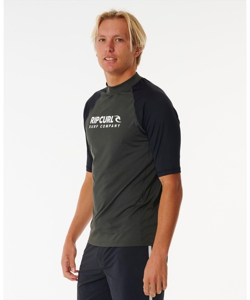 rip curl(リップカール)の「【RIPCURL(リップカール)】M SHOCK UPF S/S/水陸両用UPF50+ (日焼け防止効果)リラックスフィットフロントプリント半袖ラッシュガード(水着)(ラッシュガード・メンズ・ダークグレー/ブラック系その他・SMALL/MEDIUM/LARGE/X-LARGE)」の9枚目の写真