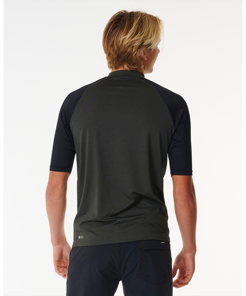 rip curl(リップカール)の「【RIPCURL(リップカール)】M SHOCK UPF S/S/水陸両用UPF50+ (日焼け防止効果)リラックスフィットフロントプリント半袖ラッシュガード(水着)(ラッシュガード・メンズ・ダークグレー/ブラック系その他・SMALL/MEDIUM/LARGE/X-LARGE)」の8枚目の写真