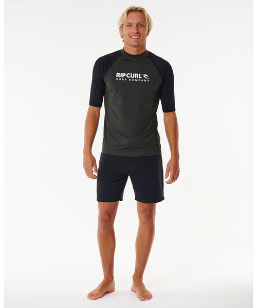 rip curl(リップカール)の「【RIPCURL(リップカール)】M SHOCK UPF S/S/水陸両用UPF50+ (日焼け防止効果)リラックスフィットフロントプリント半袖ラッシュガード(水着)(ラッシュガード・メンズ・ダークグレー/ブラック系その他・SMALL/MEDIUM/LARGE/X-LARGE)」の3枚目の写真