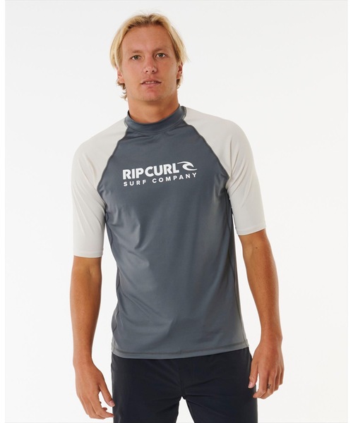 rip curl(リップカール)の「【RIPCURL(リップカール)】M SHOCK UPF S/S/水陸両用UPF50+ (日焼け防止効果)リラックスフィットフロントプリント半袖ラッシュガード(水着)(ラッシュガード・メンズ・ダークグレー/ブラック系その他・SMALL/MEDIUM/LARGE/X-LARGE)」の6枚目の写真