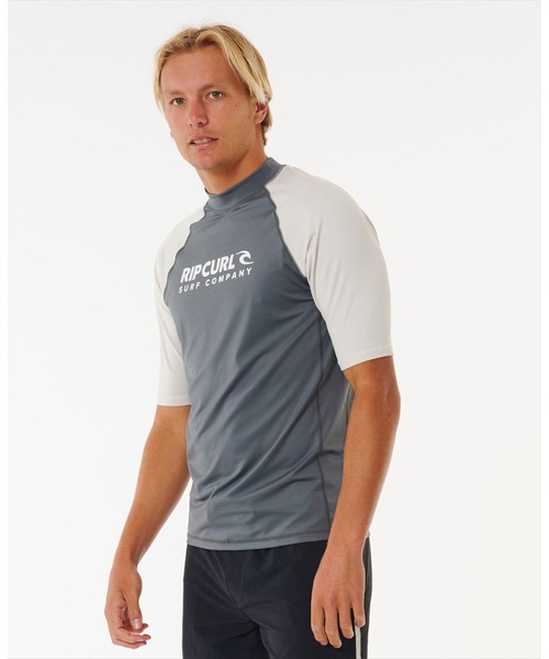rip curl(リップカール)の「【RIPCURL(リップカール)】M SHOCK UPF S/S/水陸両用UPF50+ (日焼け防止効果)リラックスフィットフロントプリント半袖ラッシュガード(水着)(ラッシュガード・メンズ・ダークグレー/ブラック系その他・SMALL/MEDIUM/LARGE/X-LARGE)」の5枚目の写真