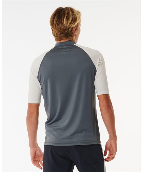 rip curl(リップカール)の「【RIPCURL(リップカール)】M SHOCK UPF S/S/水陸両用UPF50+ (日焼け防止効果)リラックスフィットフロントプリント半袖ラッシュガード(水着)(ラッシュガード・メンズ・ダークグレー/ブラック系その他・SMALL/MEDIUM/LARGE/X-LARGE)」の4枚目の写真