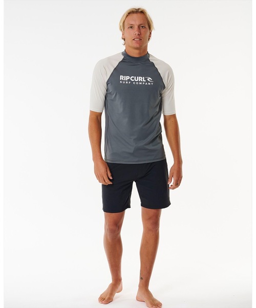 rip curl(リップカール)の「【RIPCURL(リップカール)】M SHOCK UPF S/S/水陸両用UPF50+ (日焼け防止効果)リラックスフィットフロントプリント半袖ラッシュガード(水着)(ラッシュガード・メンズ・ダークグレー/ブラック系その他・SMALL/MEDIUM/LARGE/X-LARGE)」の7枚目の写真