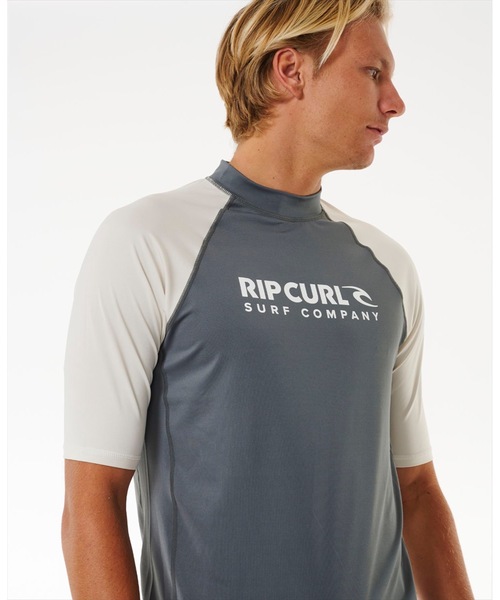 rip curl(リップカール)の「【RIPCURL(リップカール)】M SHOCK UPF S/S/水陸両用UPF50+ (日焼け防止効果)リラックスフィットフロントプリント半袖ラッシュガード(水着)(ラッシュガード・メンズ・ダークグレー/ブラック系その他・SMALL/MEDIUM/LARGE/X-LARGE)」の20枚目の写真