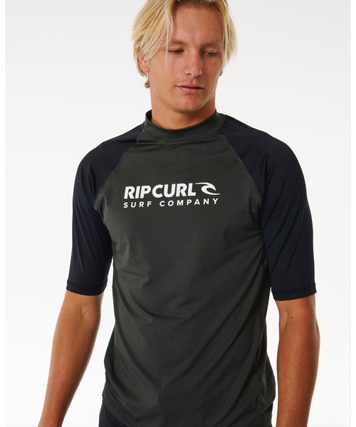 rip curl(リップカール)の「【RIPCURL(リップカール)】M SHOCK UPF S/S/水陸両用UPF50+ (日焼け防止効果)リラックスフィットフロントプリント半袖ラッシュガード(水着)(ラッシュガード・メンズ・ダークグレー/ブラック系その他・SMALL/MEDIUM/LARGE/X-LARGE)」の15枚目の写真